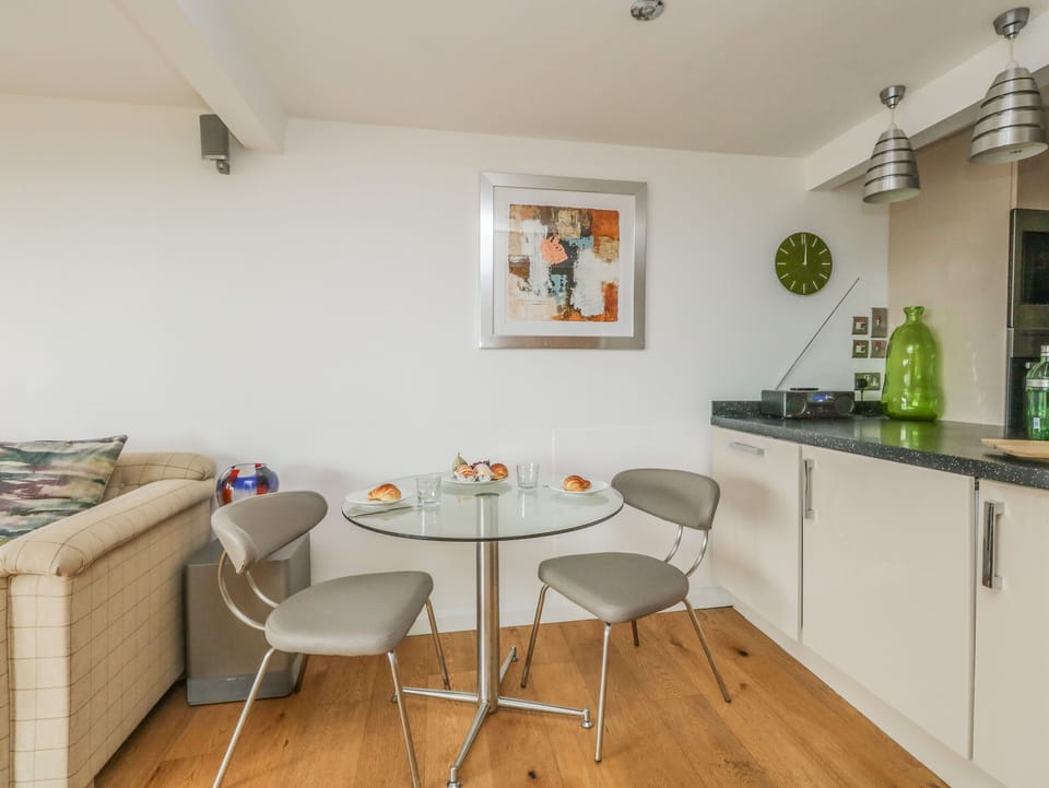 Cottage | Private kitchen | Dishwasher, cookware/dishes/utensils