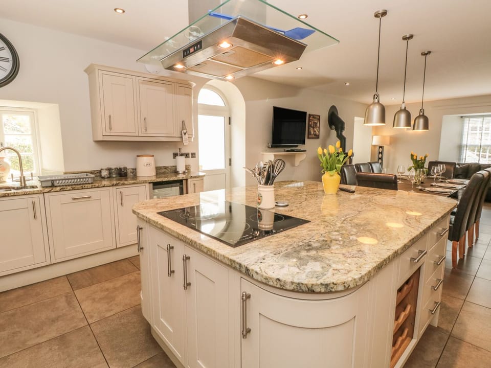 Cottage | Private kitchen | Dishwasher, electric kettle, toaster, cookware/dishes/utensils