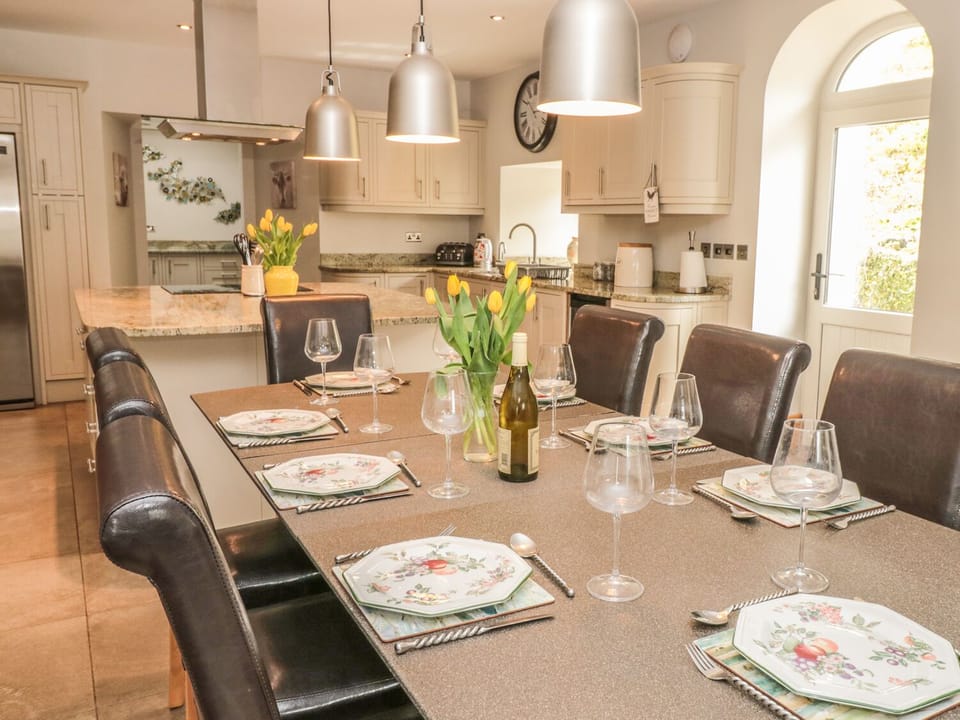Cottage | Dining