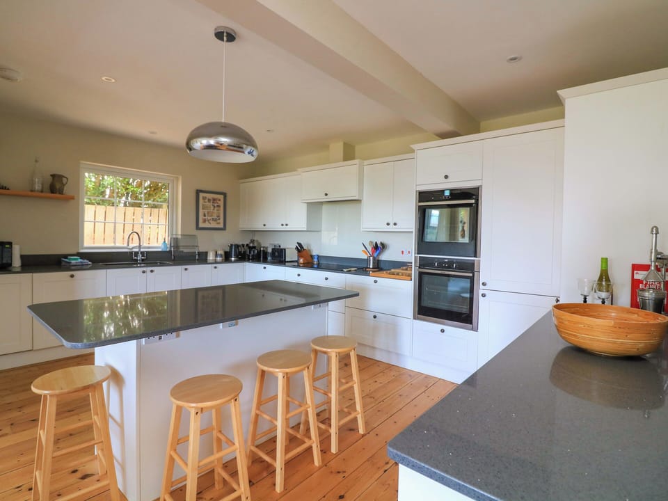 Cottage | Private kitchen | Dishwasher, cookware/dishes/utensils
