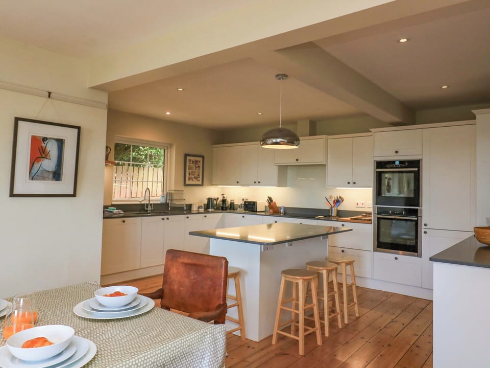 Cottage | Private kitchen | Dishwasher, cookware/dishes/utensils
