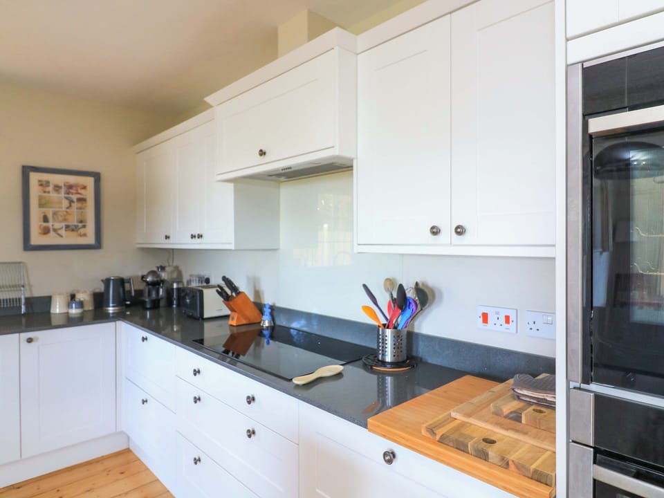 Cottage | Private kitchen | Dishwasher, cookware/dishes/utensils
