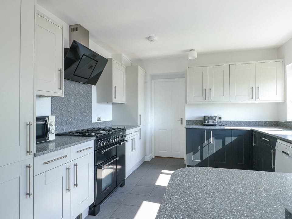 Cottage | Private kitchen | Fridge, microwave, oven, dishwasher