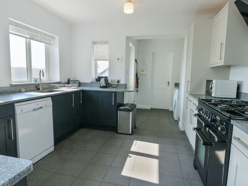 Cottage | Private kitchen | Fridge, microwave, oven, dishwasher