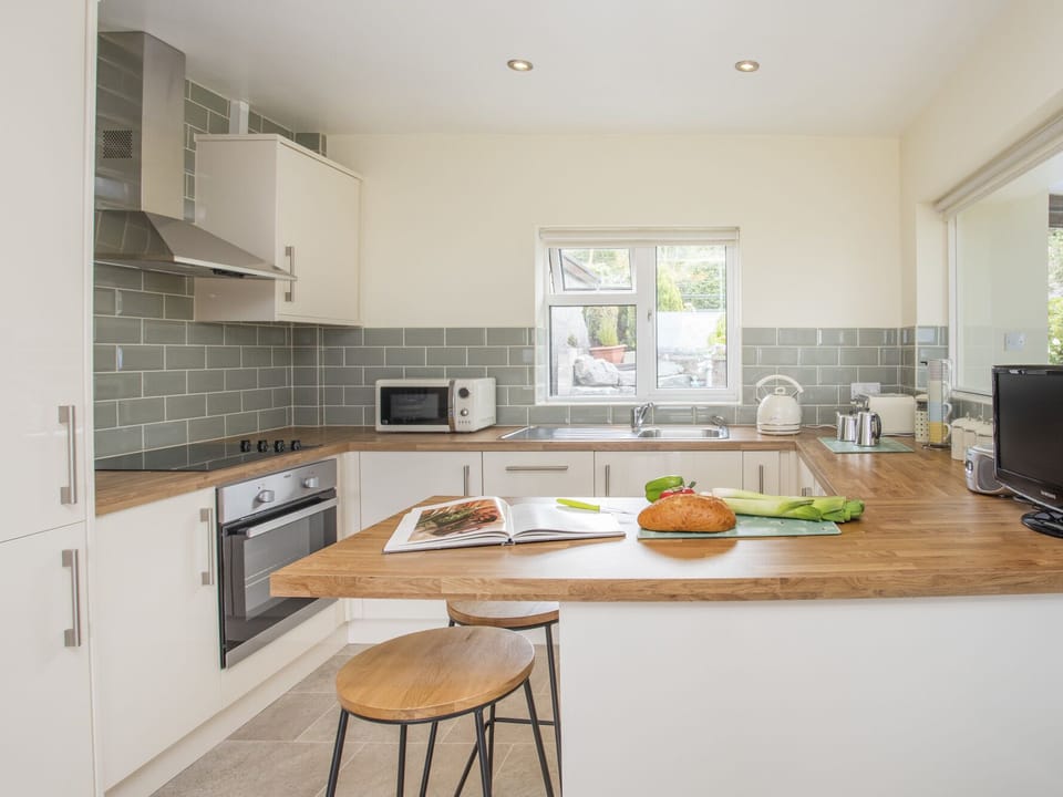 Cottage | Private kitchen | Dishwasher, cookware/dishes/utensils