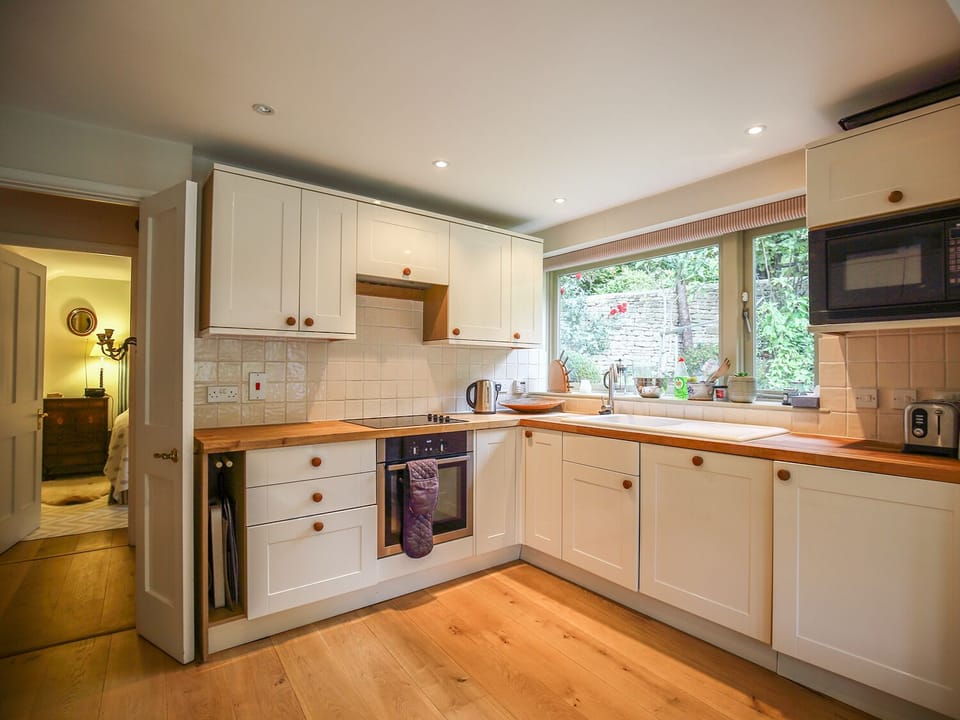 Cottage | Private kitchen | Fridge, microwave, stovetop, cookware/dishes/utensils