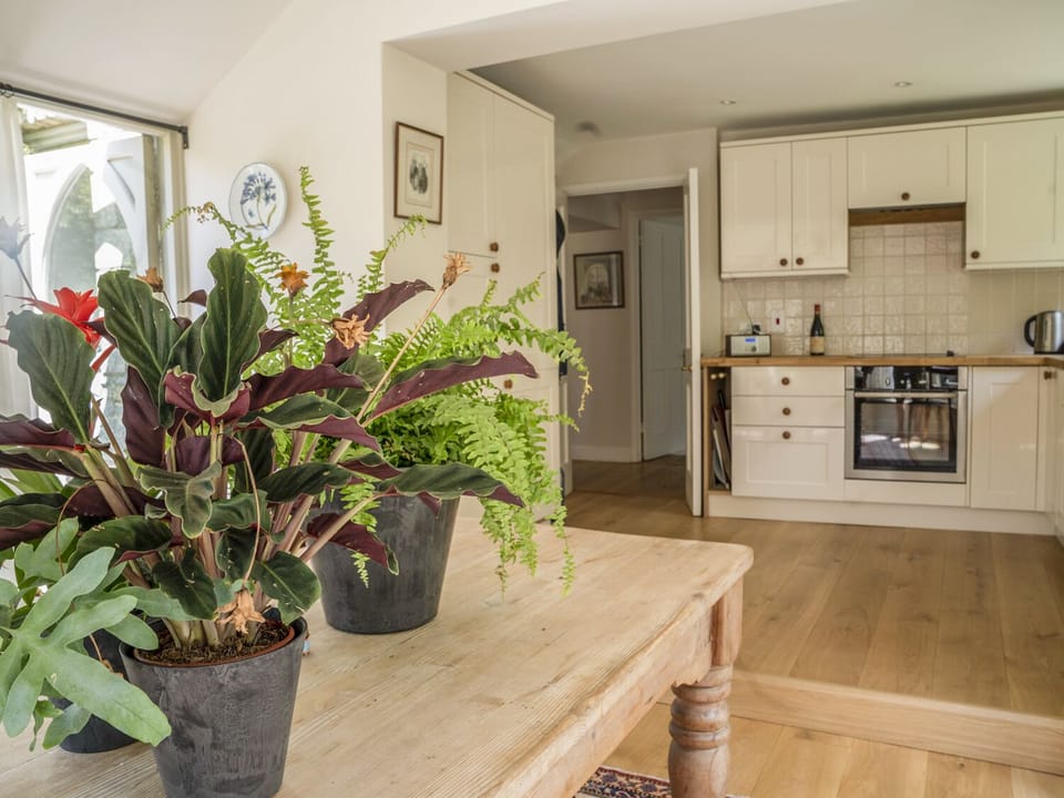 Cottage | Private kitchen | Fridge, microwave, stovetop, cookware/dishes/utensils