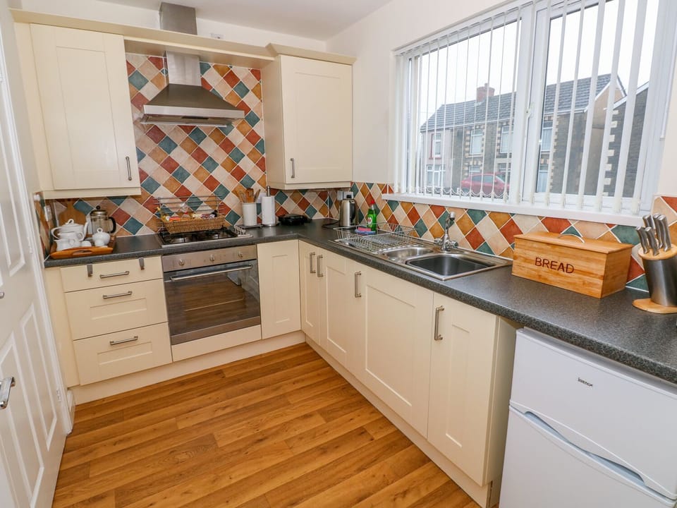 Cottage | Private kitchen | Dishwasher, electric kettle, toaster, cookware/dishes/utensils