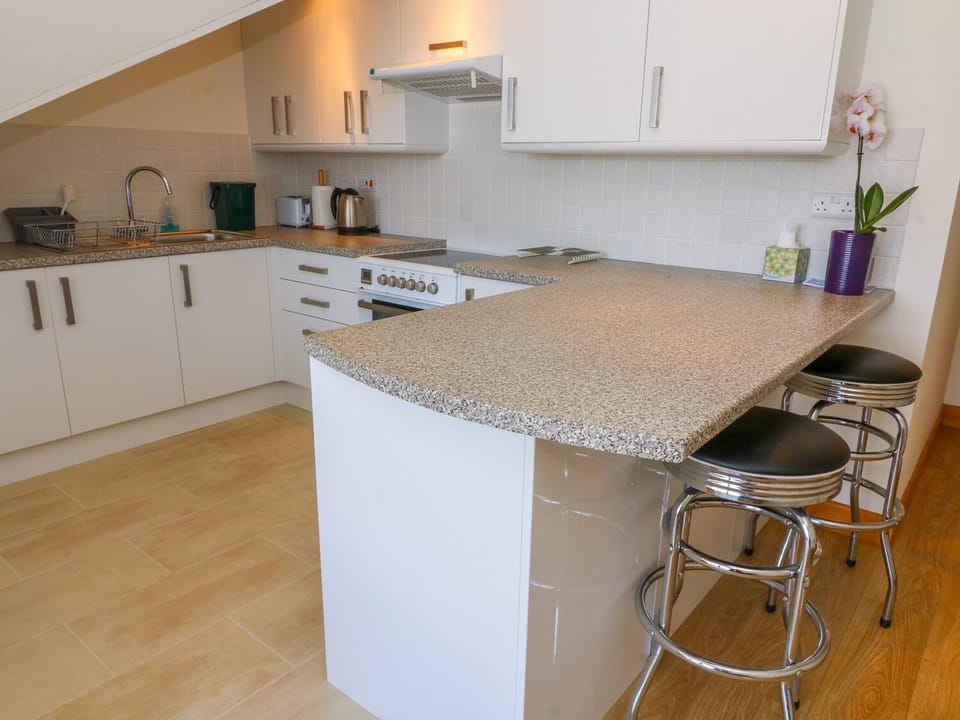 Cottage | Private kitchen | Fridge, stovetop, cookware/dishes/utensils