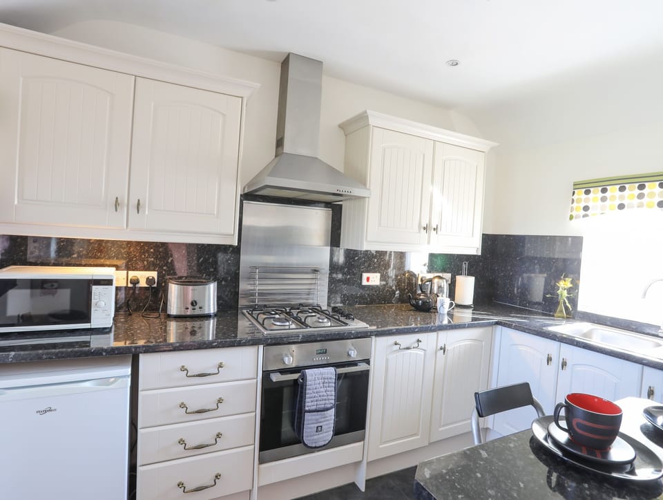 Cottage | Private kitchen | Microwave, stovetop, dishwasher, cookware/dishes/utensils