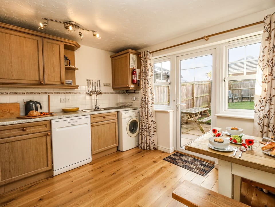 Cottage | Private kitchen | Stovetop, dishwasher, highchair, cookware/dishes/utensils
