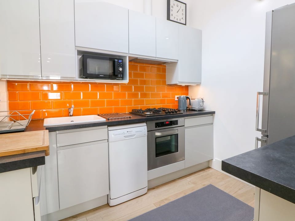 Cottage | Private kitchen | Dishwasher, cookware/dishes/utensils