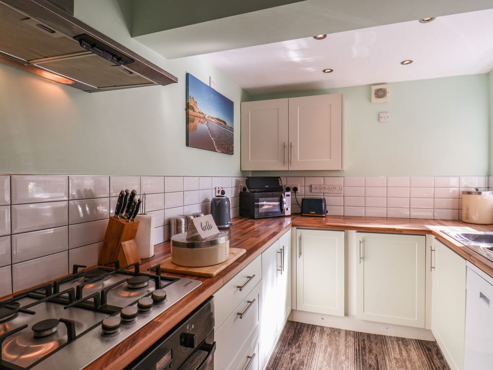 Cottage | Private kitchen | Fridge, microwave, stovetop, dishwasher