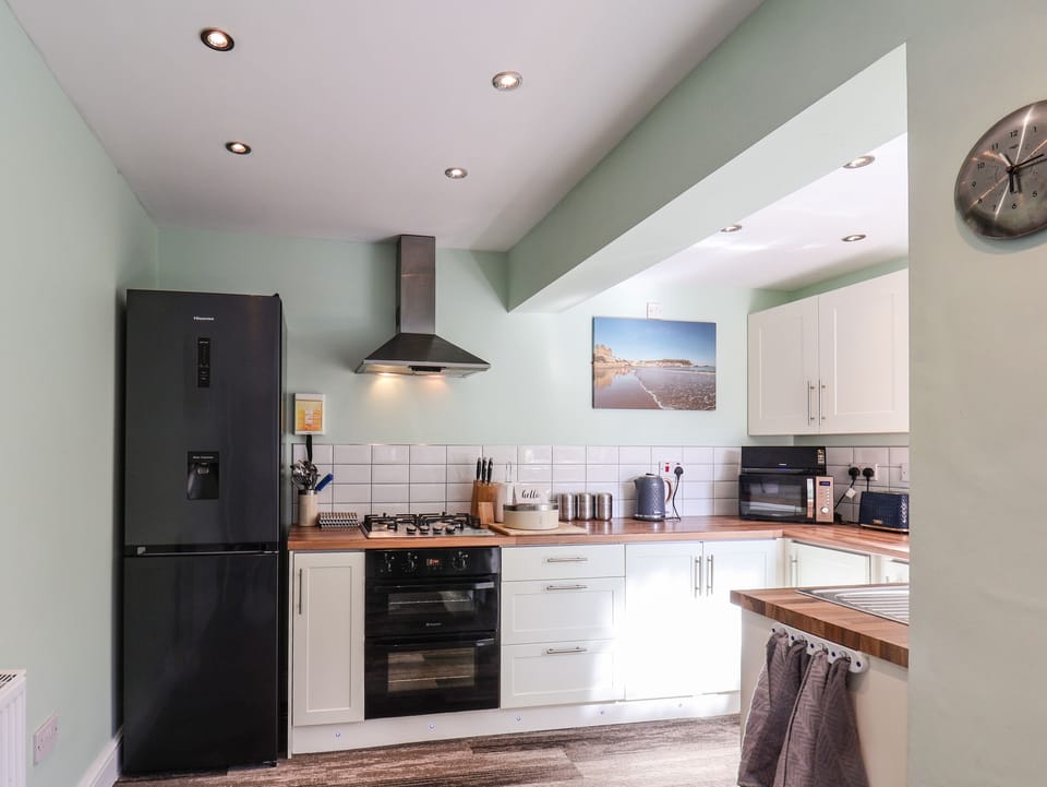 Cottage | Private kitchen | Fridge, microwave, stovetop, dishwasher