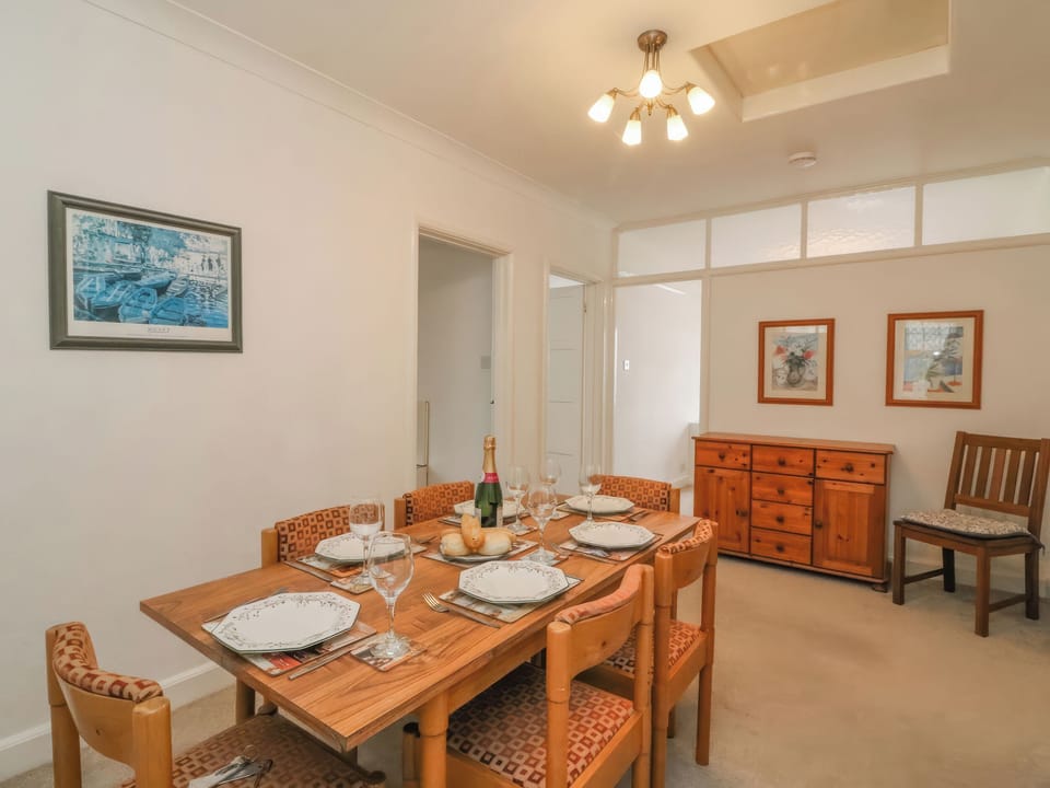Cottage | Dining
