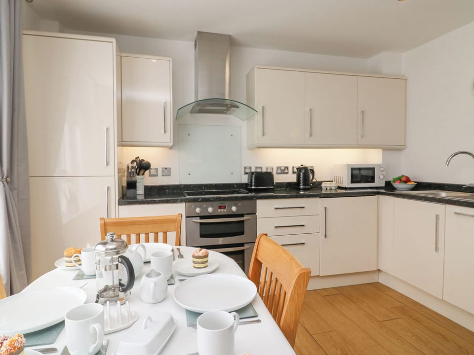 Cottage | Private kitchen | Stovetop, dishwasher, cookware/dishes/utensils