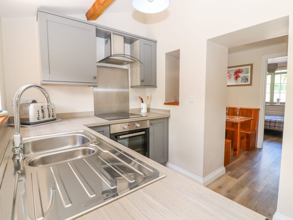 Cottage | Private kitchen | Fridge, microwave, stovetop, electric kettle