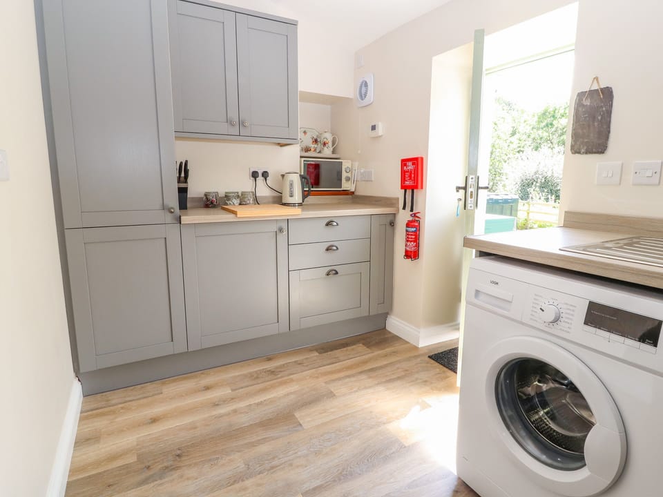 Cottage | Private kitchen | Fridge, microwave, stovetop, electric kettle