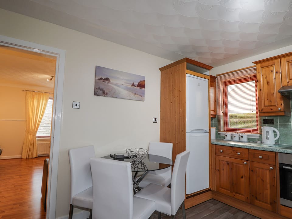 Cottage | Private kitchen | Microwave, stovetop, dishwasher, electric kettle