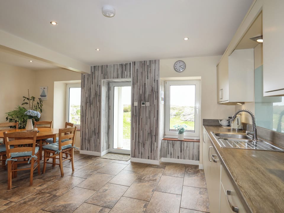 Cottage | Private kitchen | Dishwasher, highchair, cookware/dishes/utensils