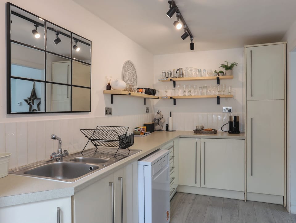 Cottage | Private kitchen | Microwave, stovetop, cookware/dishes/utensils