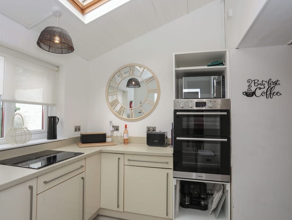 Cottage | Private kitchen | Microwave, stovetop, cookware/dishes/utensils