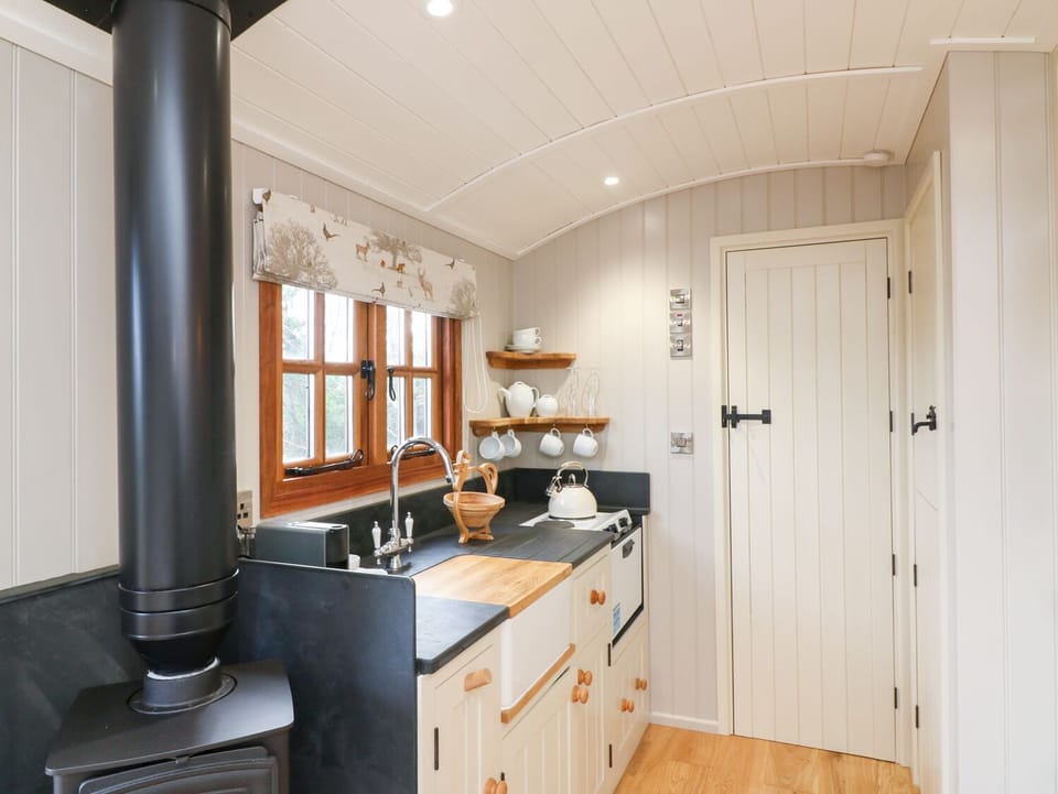 Cottage | Private kitchen | Fridge, stovetop, cookware/dishes/utensils