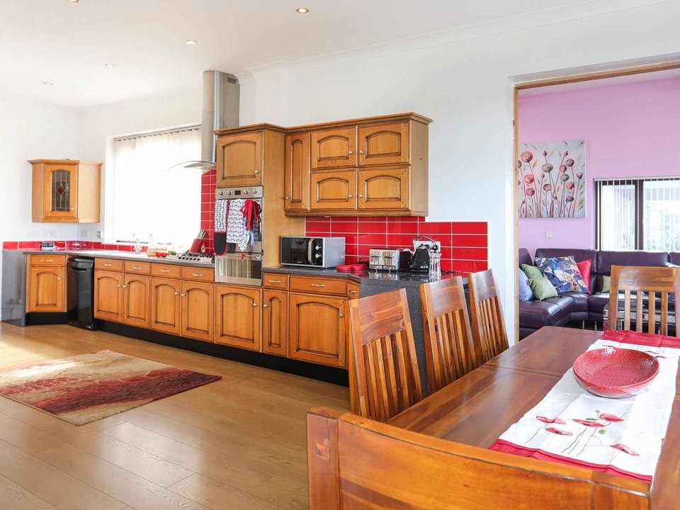 Cottage | Private kitchen | Dishwasher, highchair, cookware/dishes/utensils
