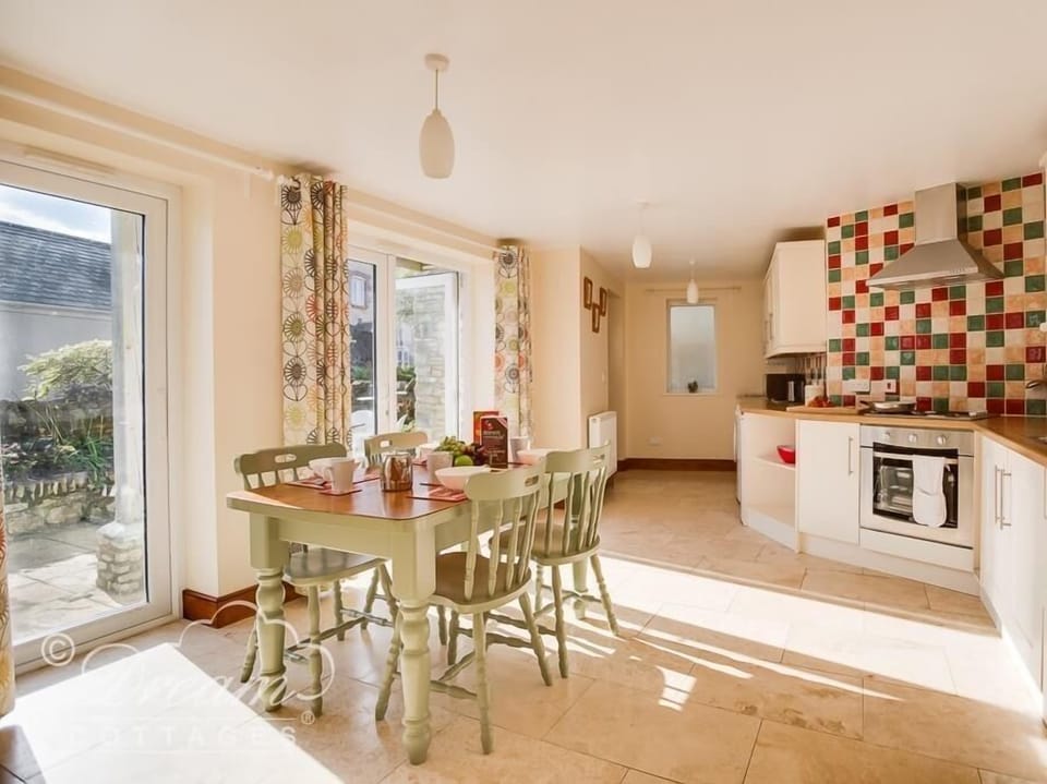 Cottage | Private kitchen | Dishwasher, cookware/dishes/utensils