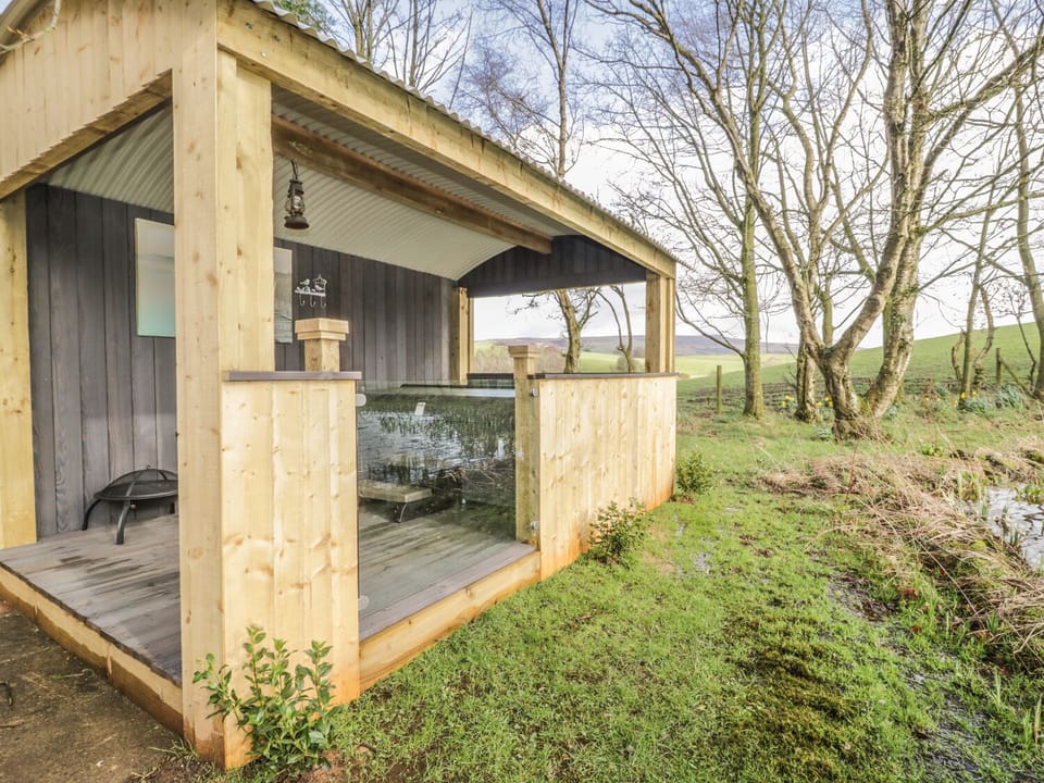 Cottage | Outdoor spa tub
