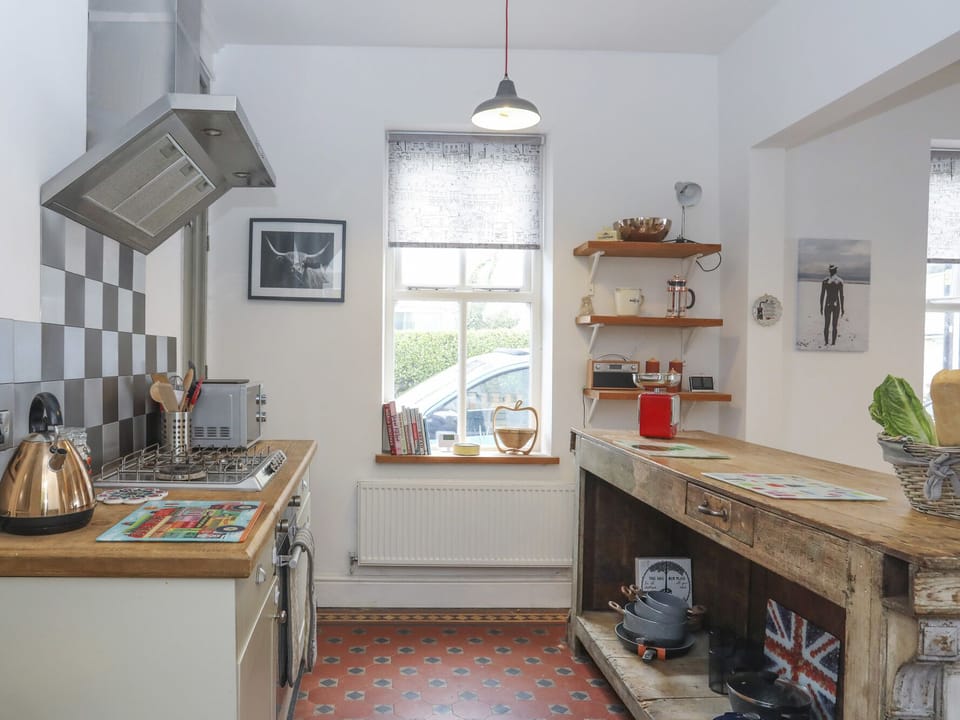 Cottage | Private kitchen | Dishwasher, cookware/dishes/utensils