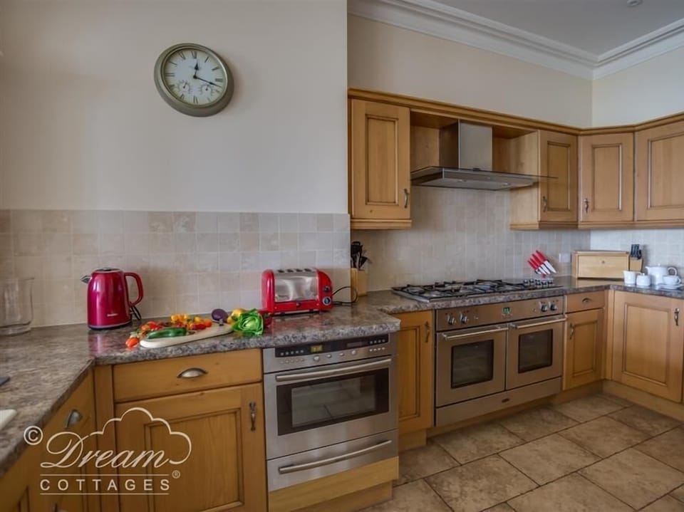 Cottage | Private kitchen | Stovetop, dishwasher, highchair, cookware/dishes/utensils