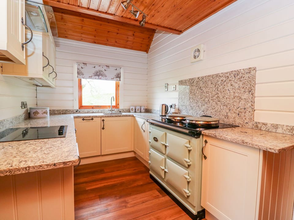Cottage | Private kitchen | Dishwasher, cookware/dishes/utensils