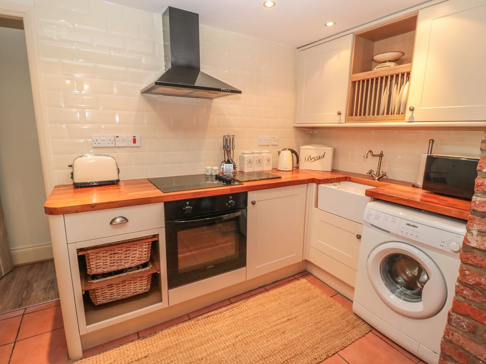 Cottage | Private kitchen | Fridge, microwave, stovetop, cookware/dishes/utensils