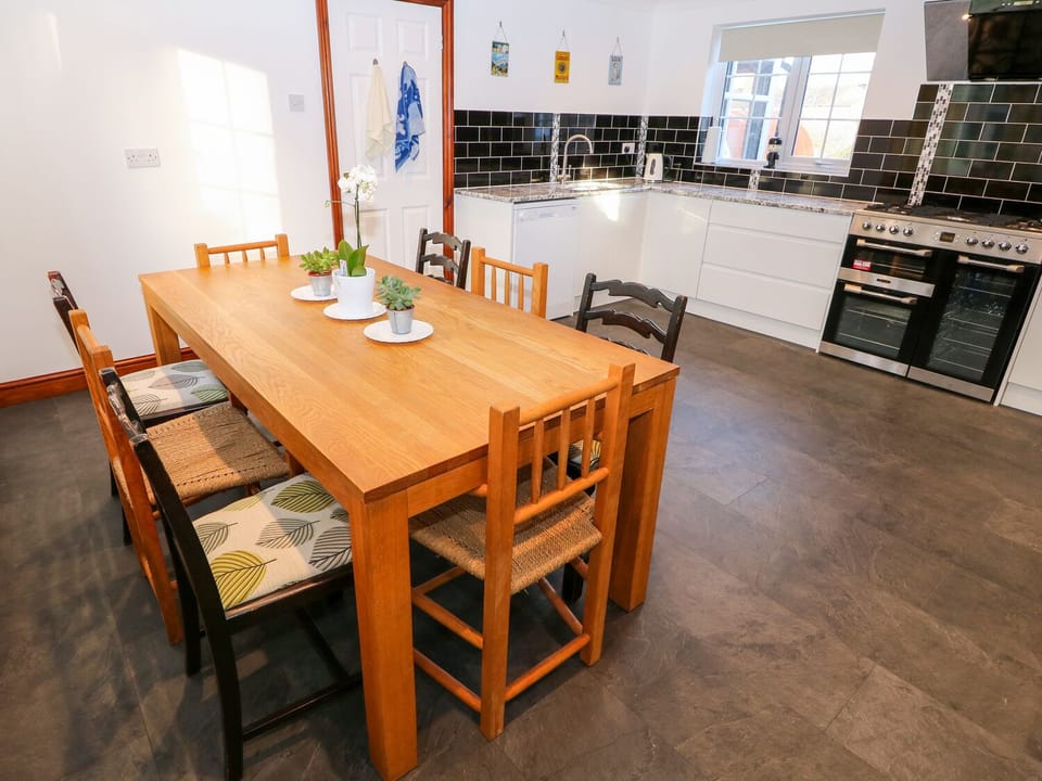 Cottage | Dining