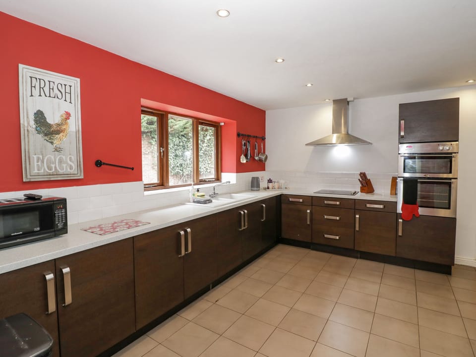 Cottage | Private kitchen | Fridge, microwave, stovetop, dishwasher