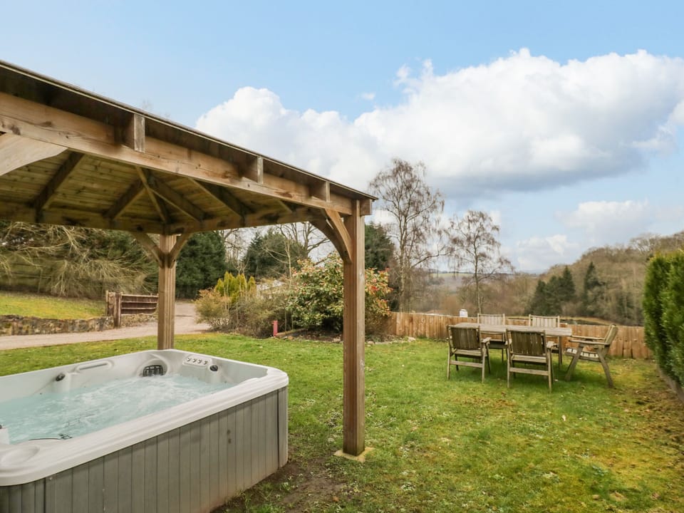 Cottage | Outdoor spa tub
