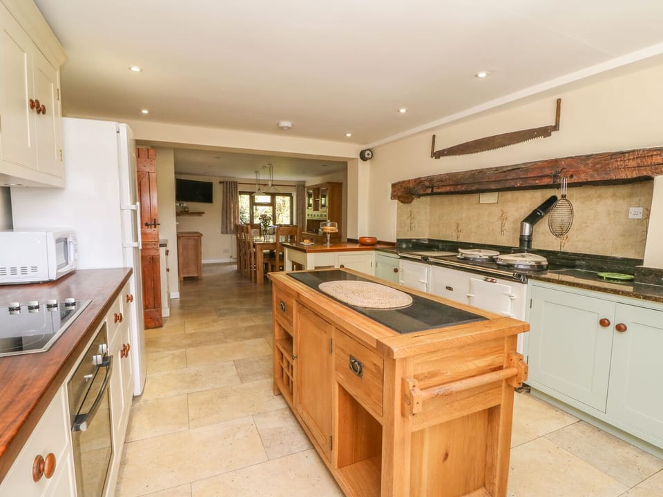 Cottage | Private kitchen | Fridge, microwave, stovetop, dishwasher