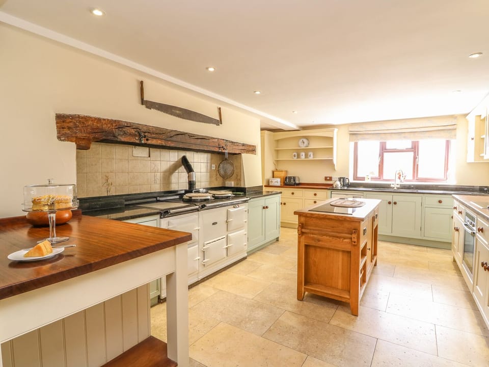 Cottage | Private kitchen | Fridge, microwave, stovetop, dishwasher