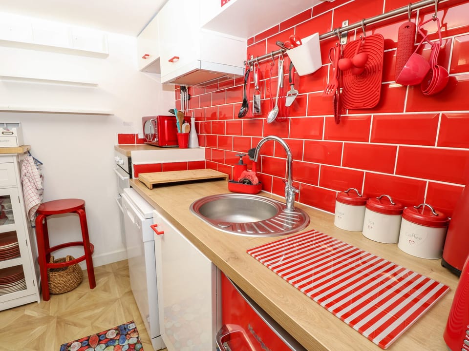 Cottage | Private kitchen | Dishwasher, electric kettle, toaster, cookware/dishes/utensils