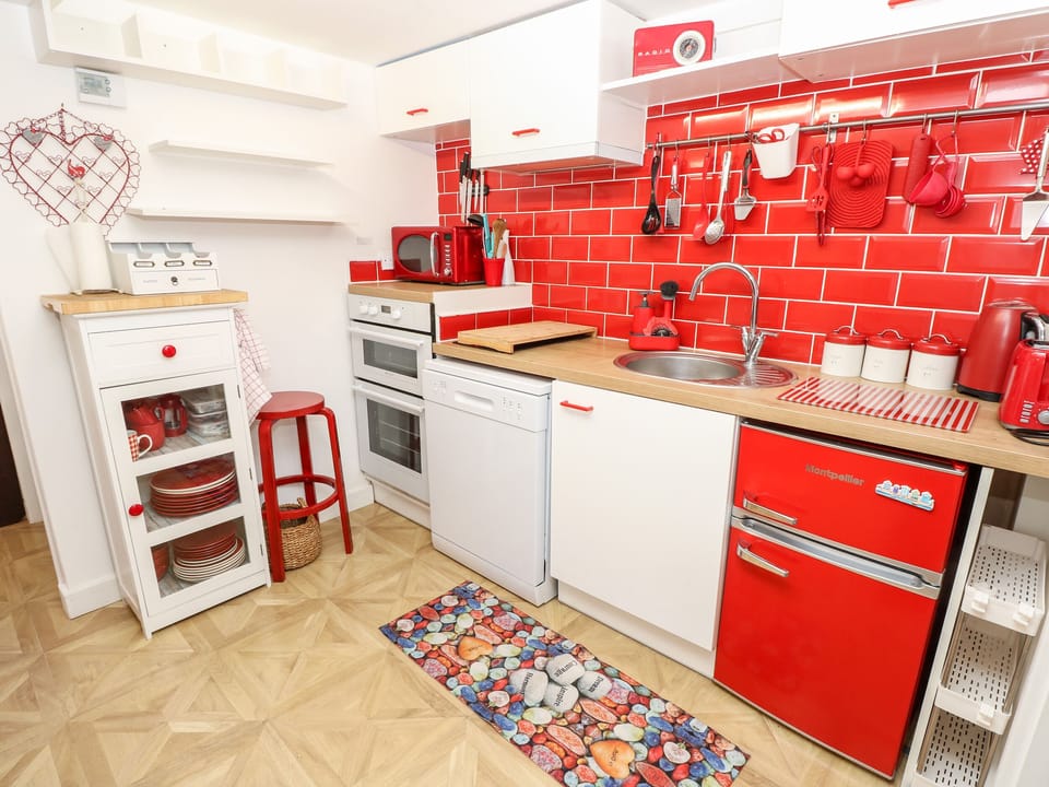 Cottage | Private kitchen | Dishwasher, electric kettle, toaster, cookware/dishes/utensils
