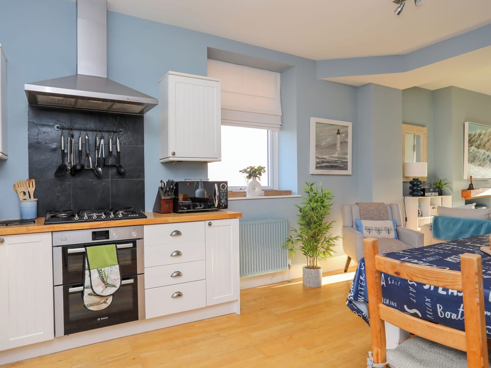 Cottage | Private kitchen | Fridge, oven, dishwasher, highchair