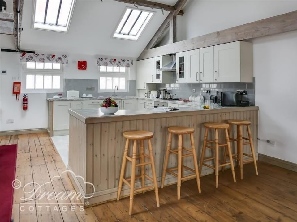 Cottage | Private kitchen | Stovetop, dishwasher, cookware/dishes/utensils