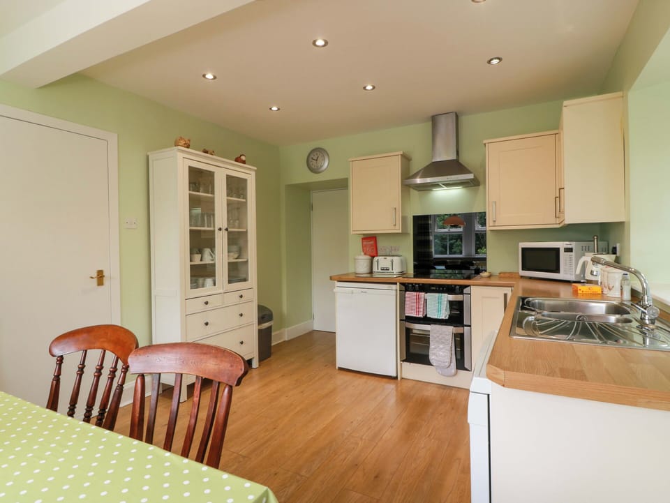 Cottage | Private kitchen | Microwave, stovetop, dishwasher, highchair