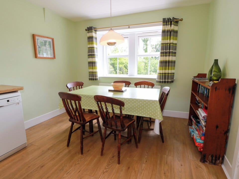 Cottage | Dining
