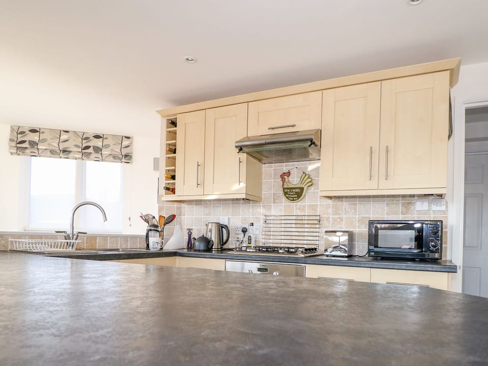 Cottage | Private kitchen | Fridge, microwave, stovetop, electric kettle