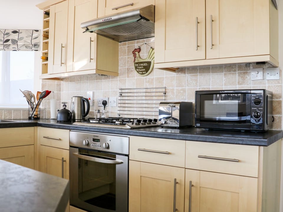 Cottage | Private kitchen | Fridge, microwave, stovetop, electric kettle