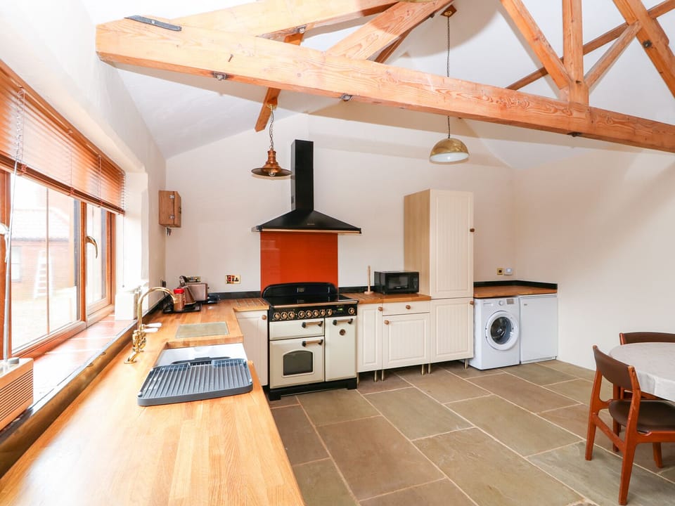 Cottage | Private kitchen | Stovetop, dishwasher, highchair, cookware/dishes/utensils