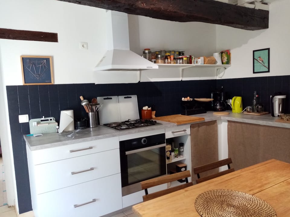 Classic House, Non Smoking, Garden View | Private kitchen | Mini-fridge, microwave, coffee/tea maker, electric kettle