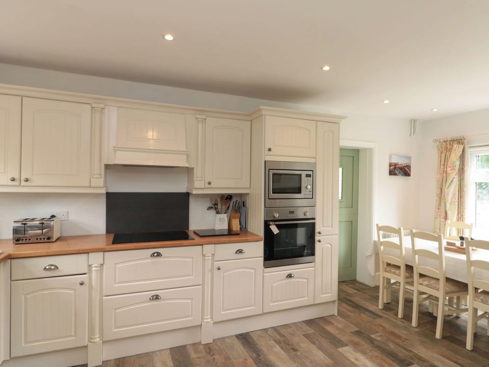 Cottage | Private kitchen | Fridge, microwave, dishwasher, cookware/dishes/utensils